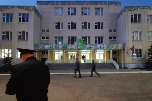 Мемориал в память о жертвах атаки в казанской школе. Фоторепортаж