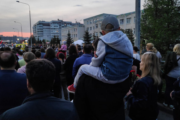 Мемориал в память о жертвах атаки в казанской школе. Фоторепортаж