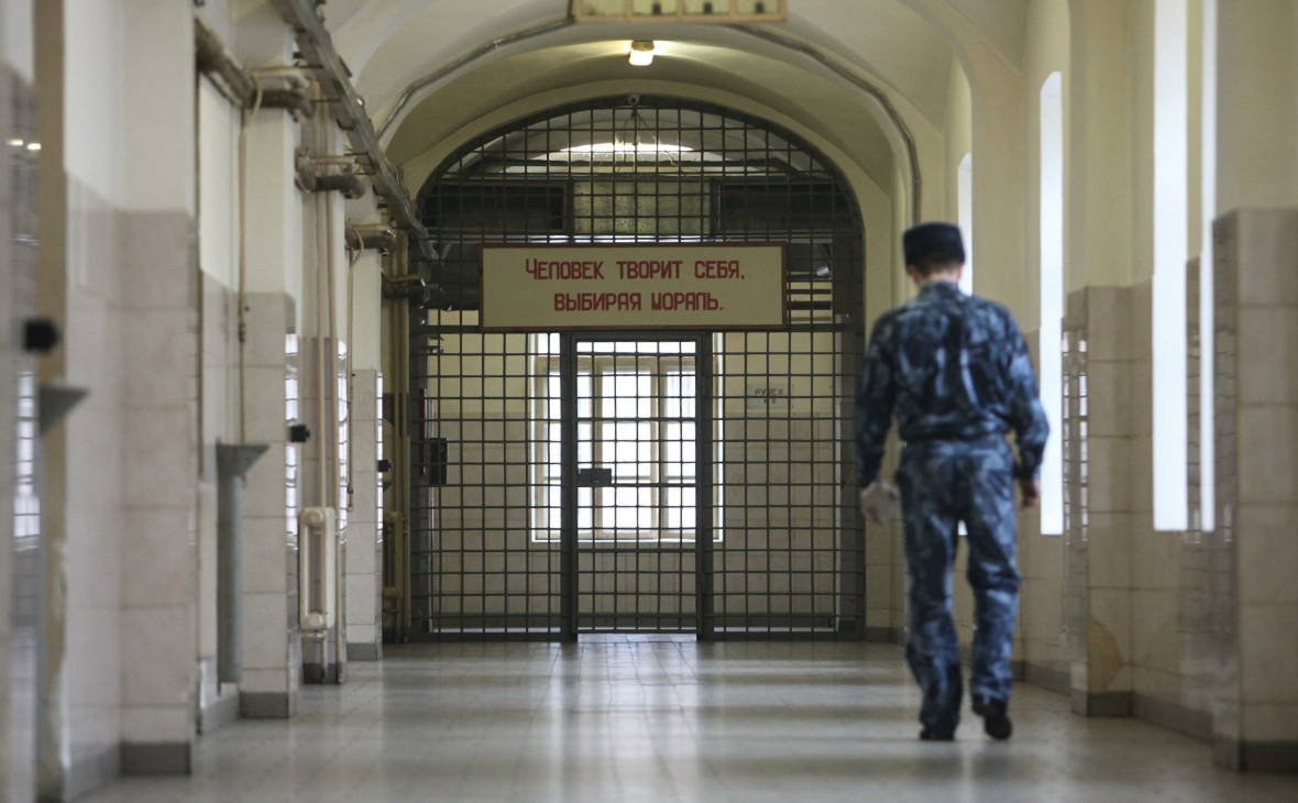 Титов оценил идею заменить трудовых мигрантов заключенными