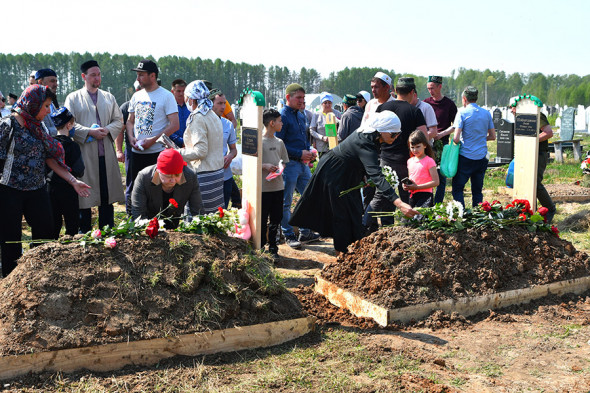 В Казани простились с жертвами стрельбы в школе. Фоторепортаж