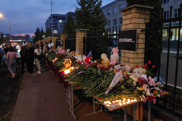 Мемориал в память о жертвах атаки в казанской школе. Фоторепортаж