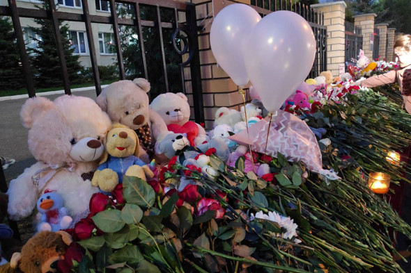 Мемориал в память о жертвах атаки в казанской школе. Фоторепортаж