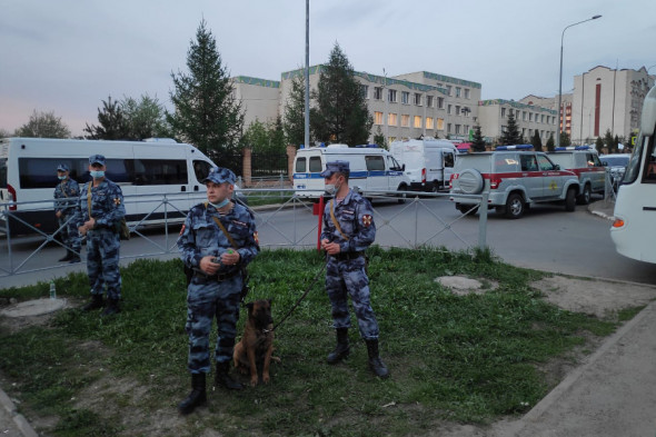 Мемориал в память о жертвах атаки в казанской школе. Фоторепортаж