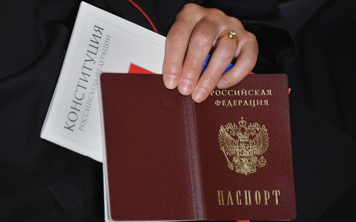 При первом получении паспорта россиянам выдадут экземпляр Конституции