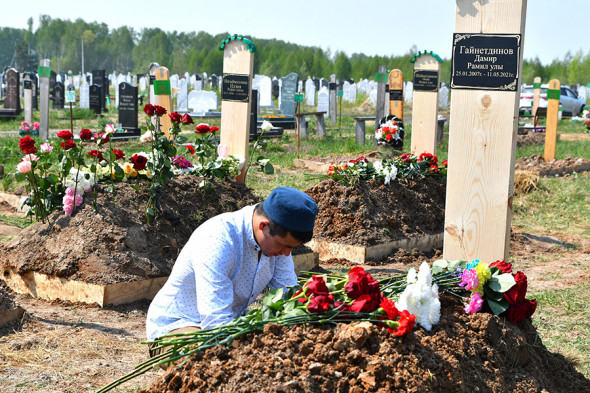В Казани простились с жертвами стрельбы в школе. Фоторепортаж