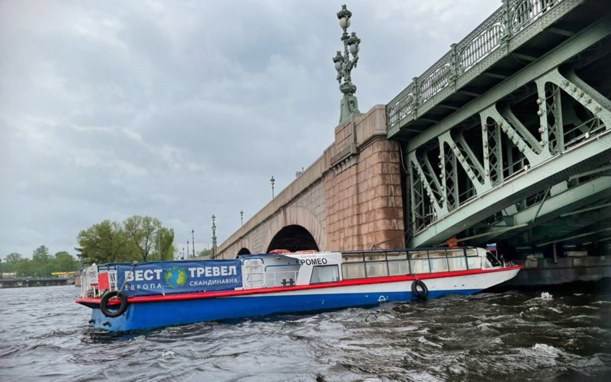 В Петербурге прогулочный теплоход столкнулся с Троицким мостом