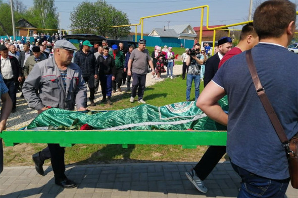 В Казани простились с жертвами стрельбы в школе. Фоторепортаж