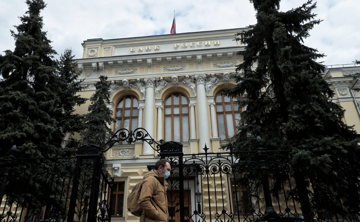 ЦБ допустил негативное влияние на экономику при новой волне COVID-19
