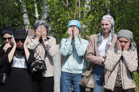 В Казани простились с жертвами стрельбы в школе. Фоторепортаж