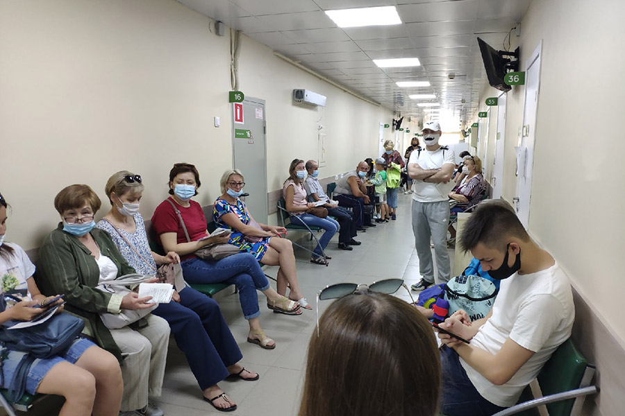Очереди на вакцинацию от COVID-19 в России. Фоторепортаж