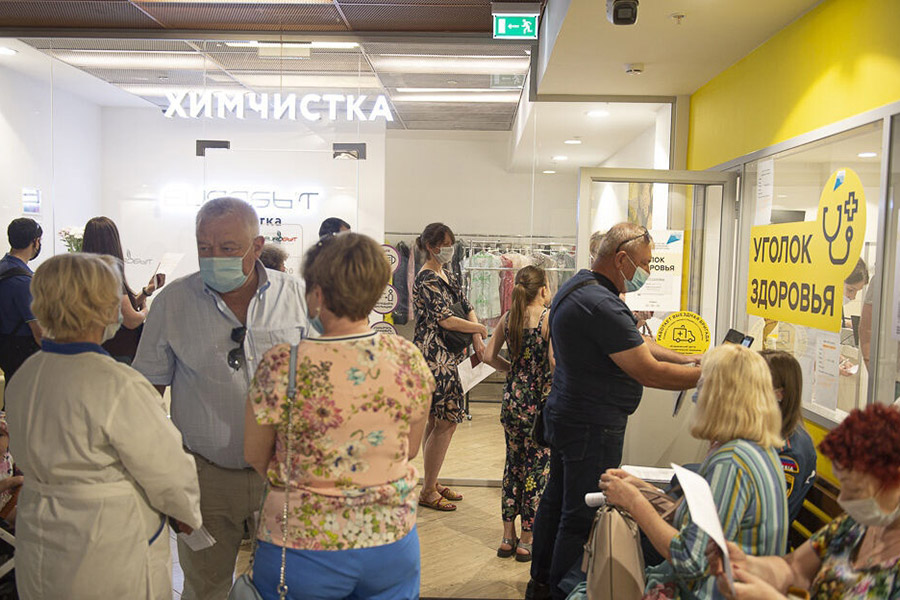 Очереди на вакцинацию от COVID-19 в России. Фоторепортаж