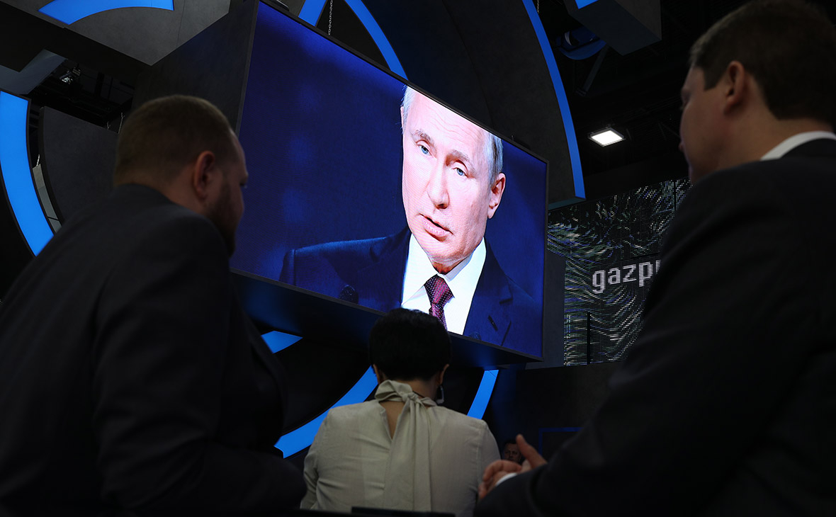 Путин поручил создать условия для платной вакцинации иностранцев в России