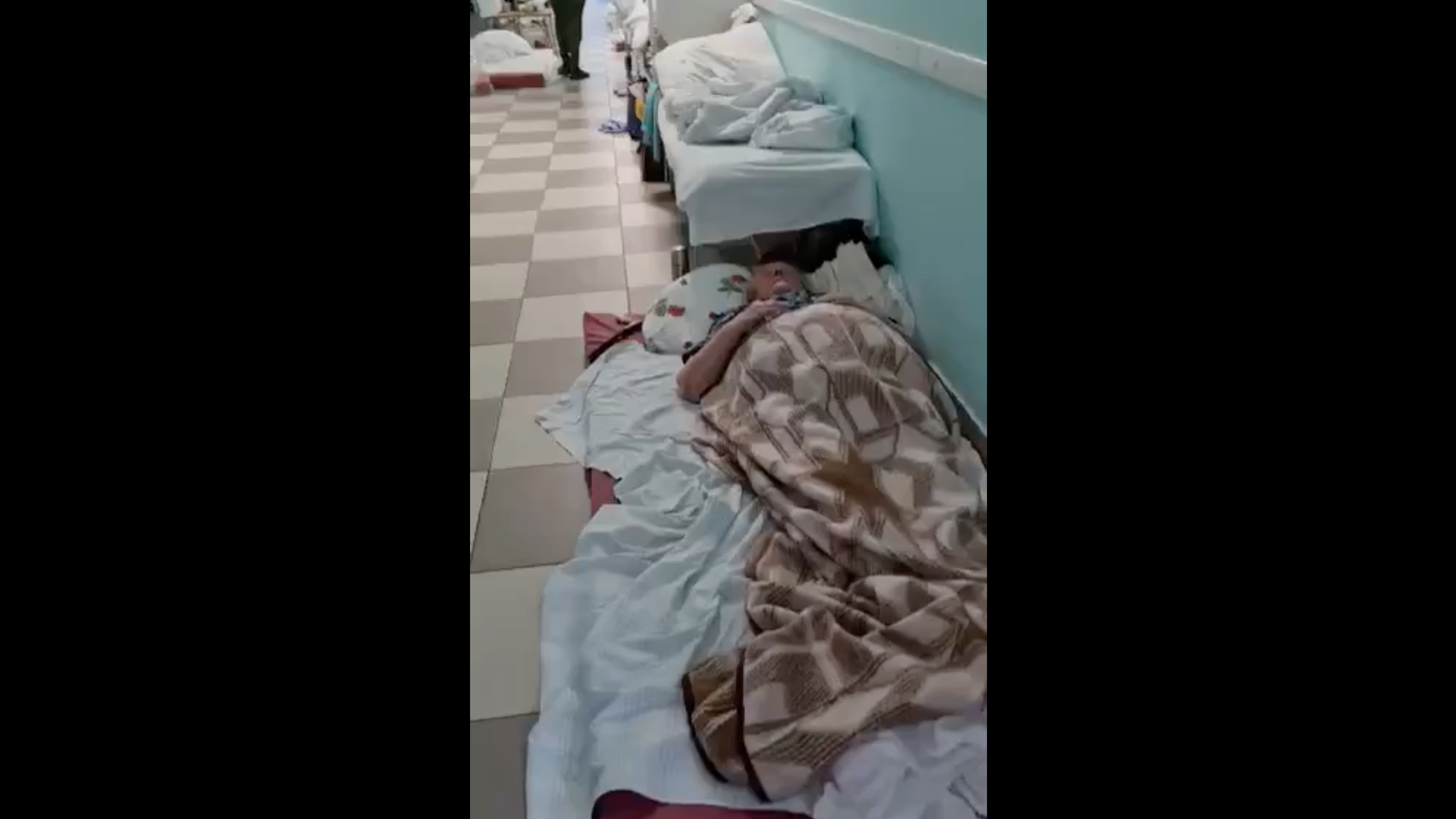 Власти Петербурга проверят видео с заболевшими COVID-19 на полу больницы