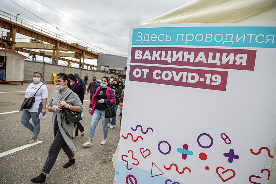 Как в Москве вакцинируют от COVID-19 трудовых мигрантов. Фоторепортаж