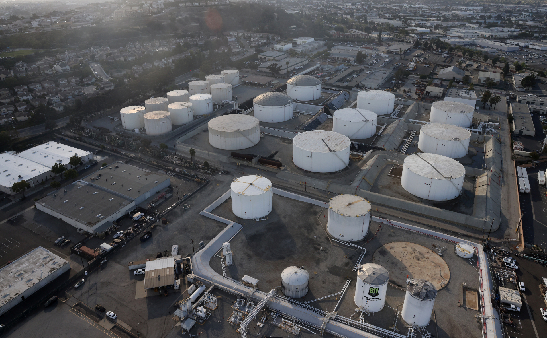 МЭА допустило существенный дефицит на рынке нефти из-за разногласий ОПЕК+