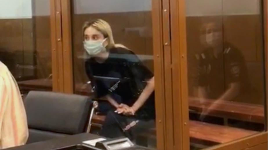 Суд отправил под домашний арест сбившую детей в Москве девушку