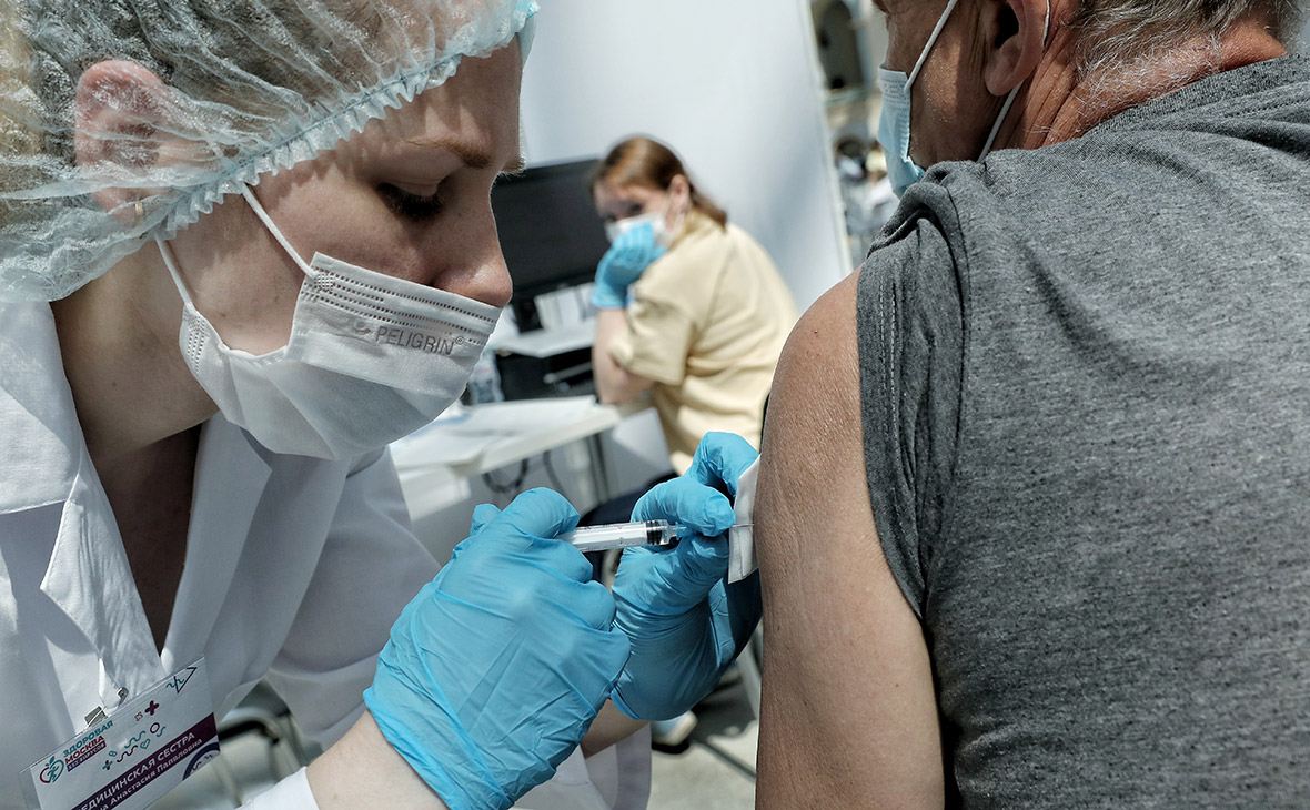 Три региона России за день ввели обязательную вакцинацию