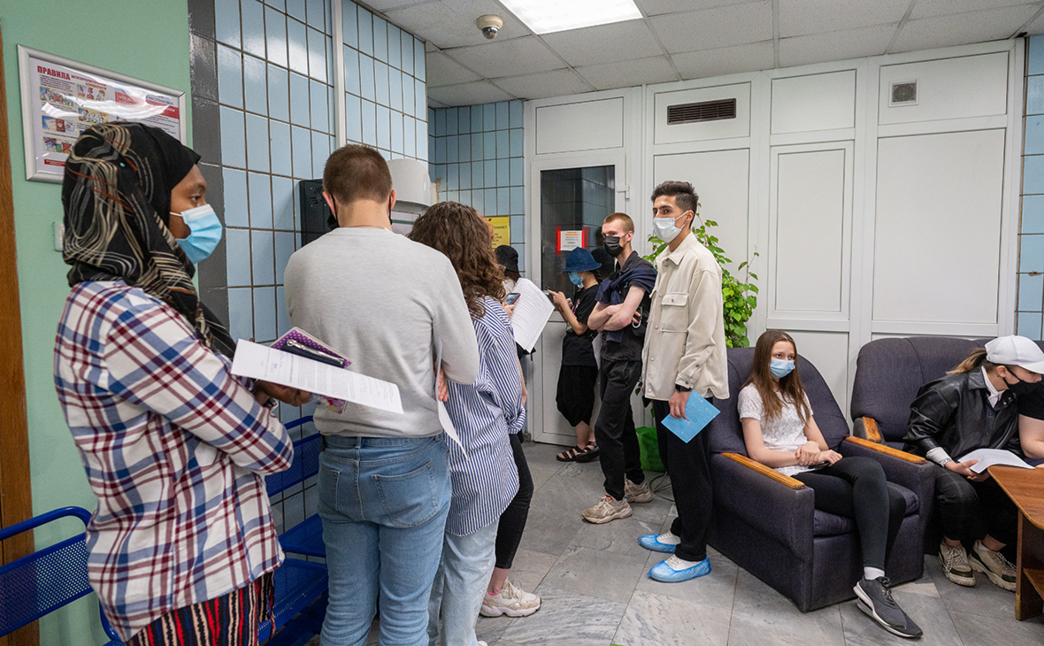 Власти предложили вузам самим заняться вакцинацией иностранных студентов