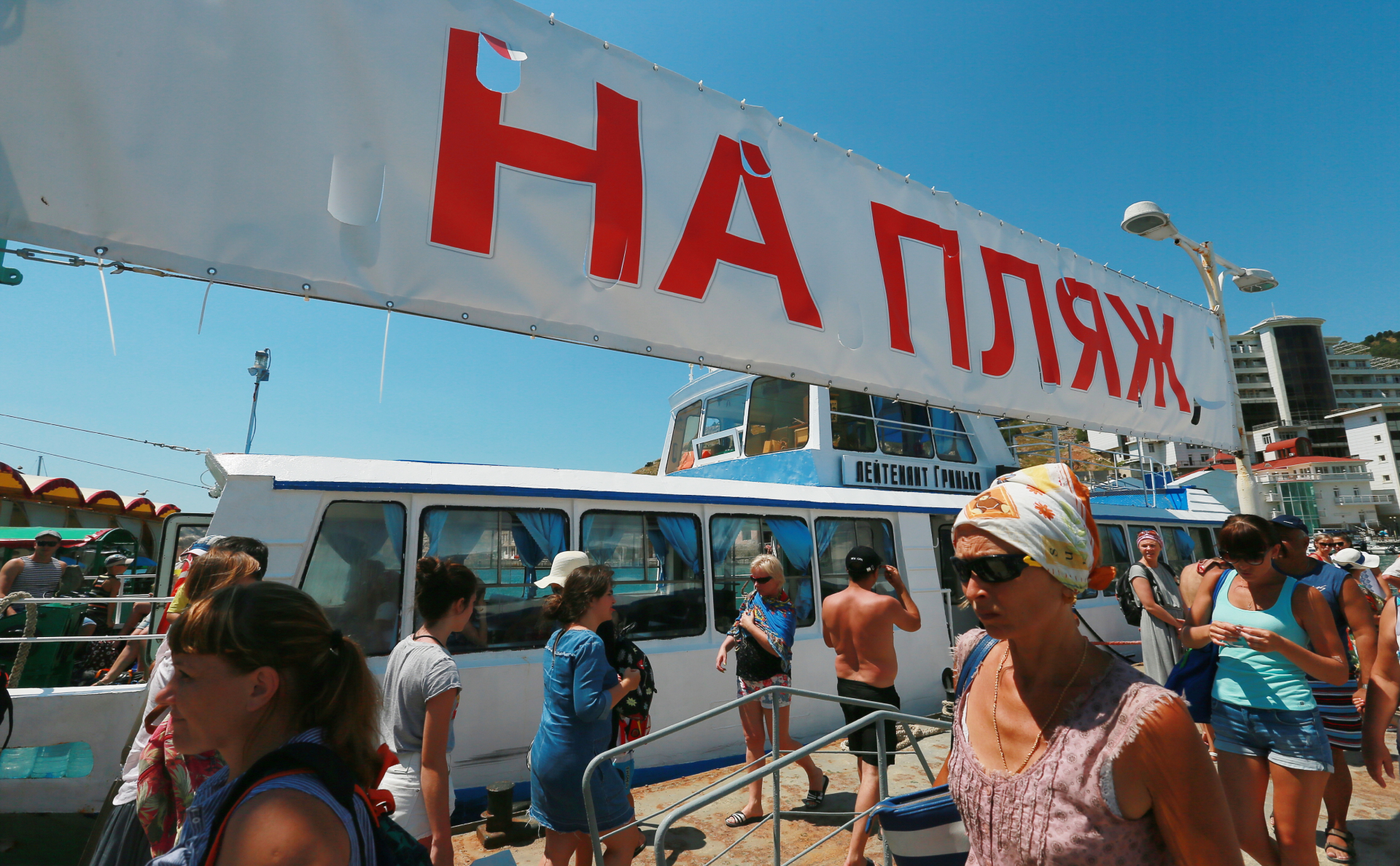 В Севастополе потребуют от непривитых туристов сидеть в номере до ПЦР