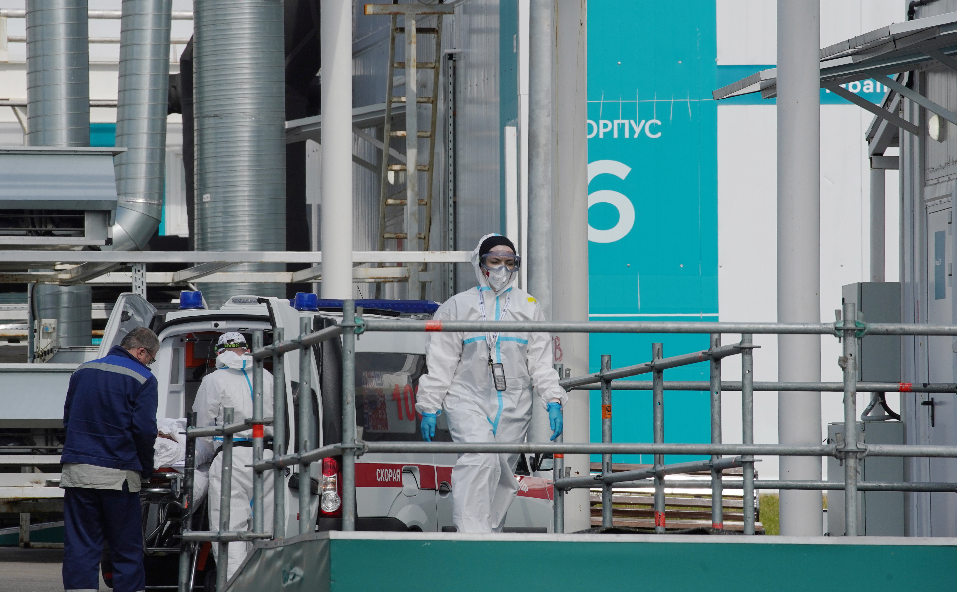 Число смертей от COVID за сутки приблизилось в России к рекорду