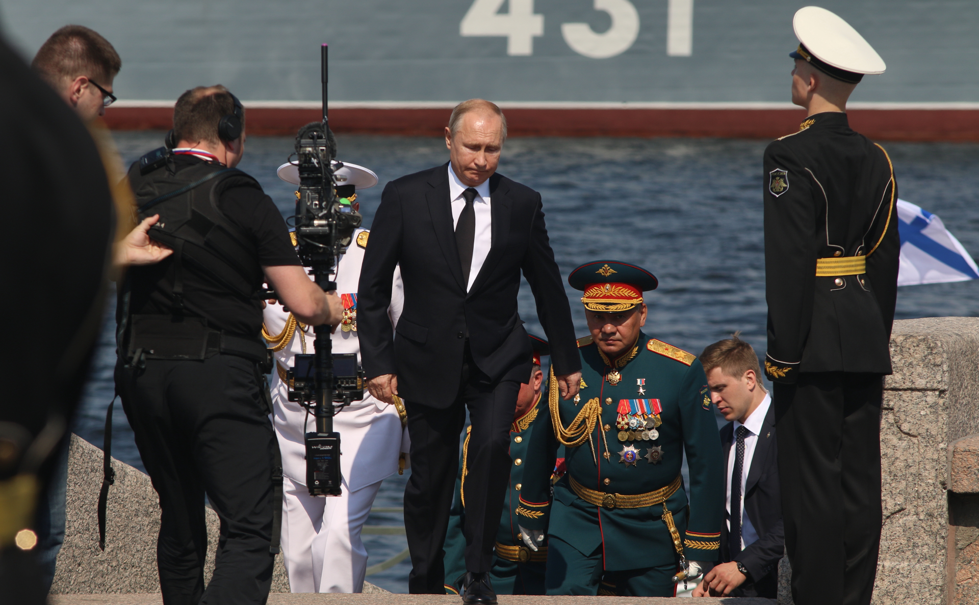 Путин предложил дать ему право продлять сроки службы маршалам и генералам