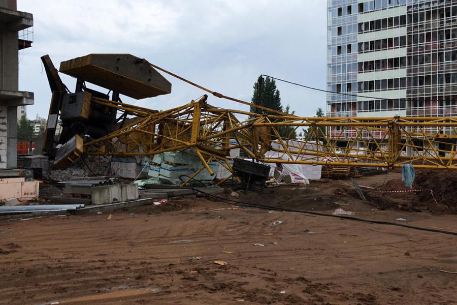 В Татарстане возбудили дело после гибели женщины при падении крана