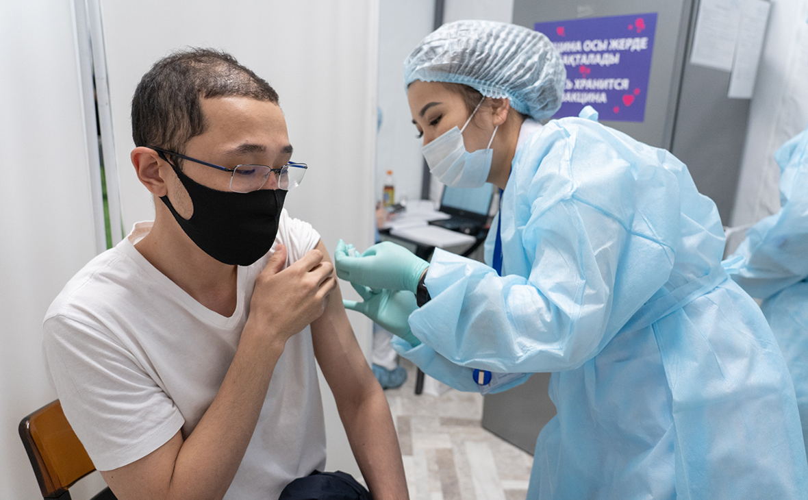 В Казахстане ввели обязательную вакцинацию для работников