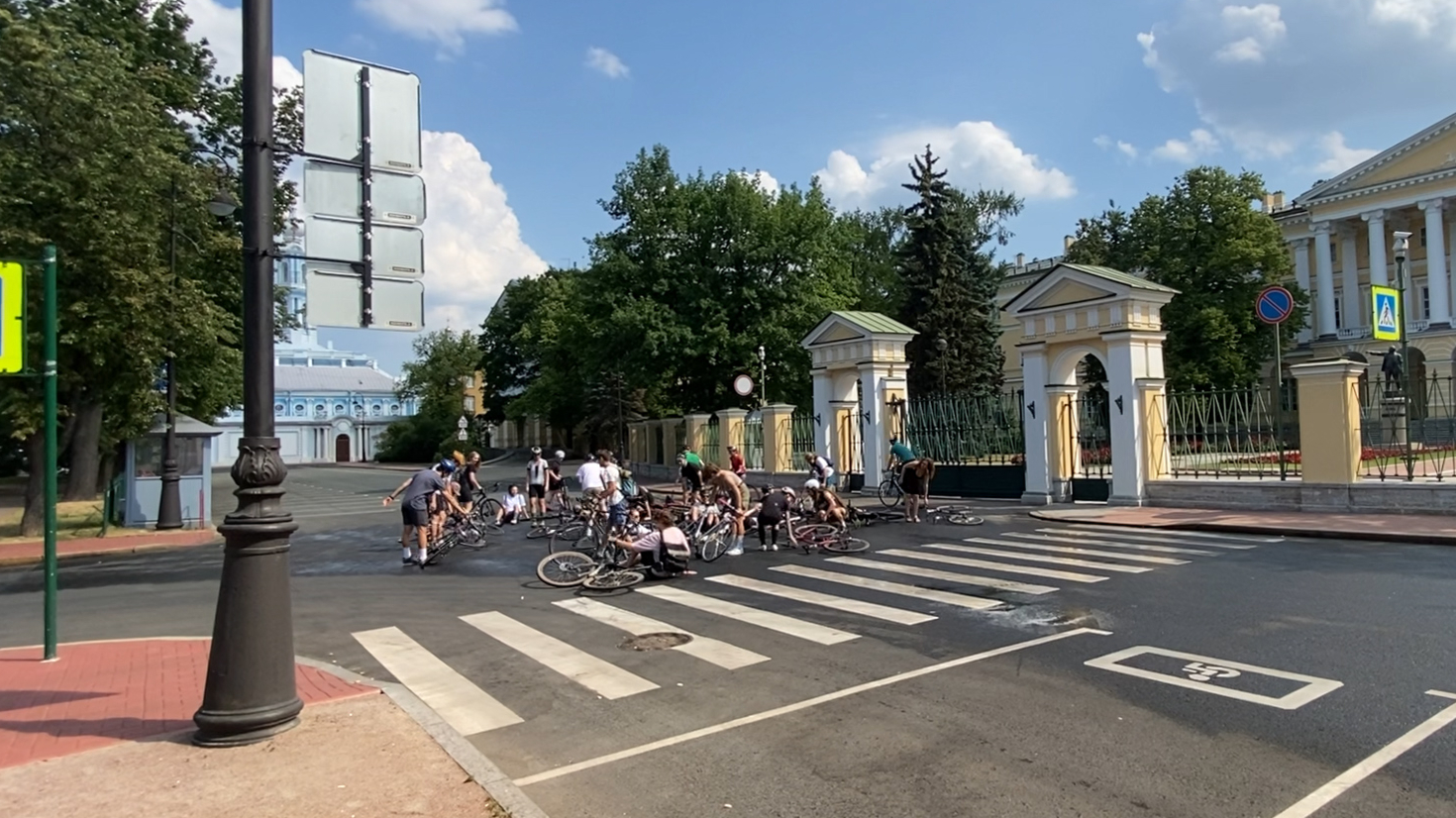 В Петербурге велосипедисты легли на асфальт у Смольного