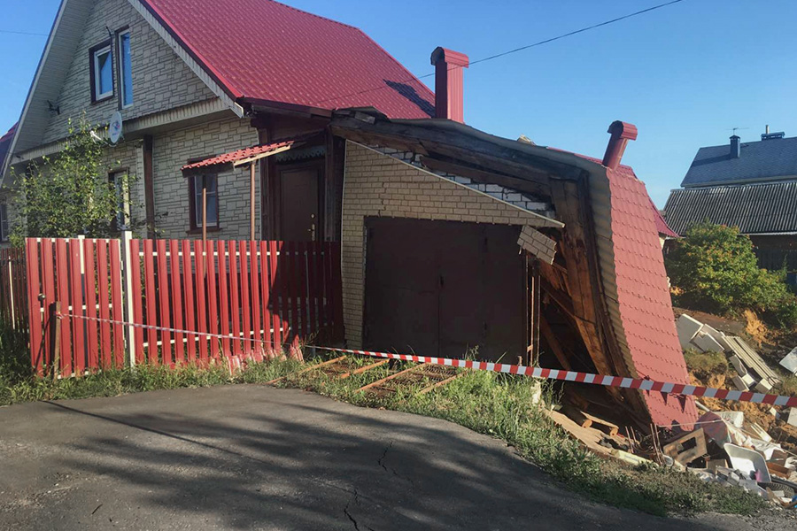В Нижегородской области из-за провала грунта диаметром 30&nbsp;м рухнул гараж