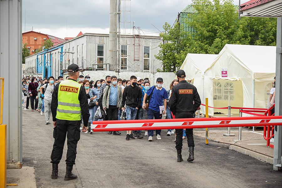 Как в Москве вакцинируют от COVID-19 трудовых мигрантов. Фоторепортаж