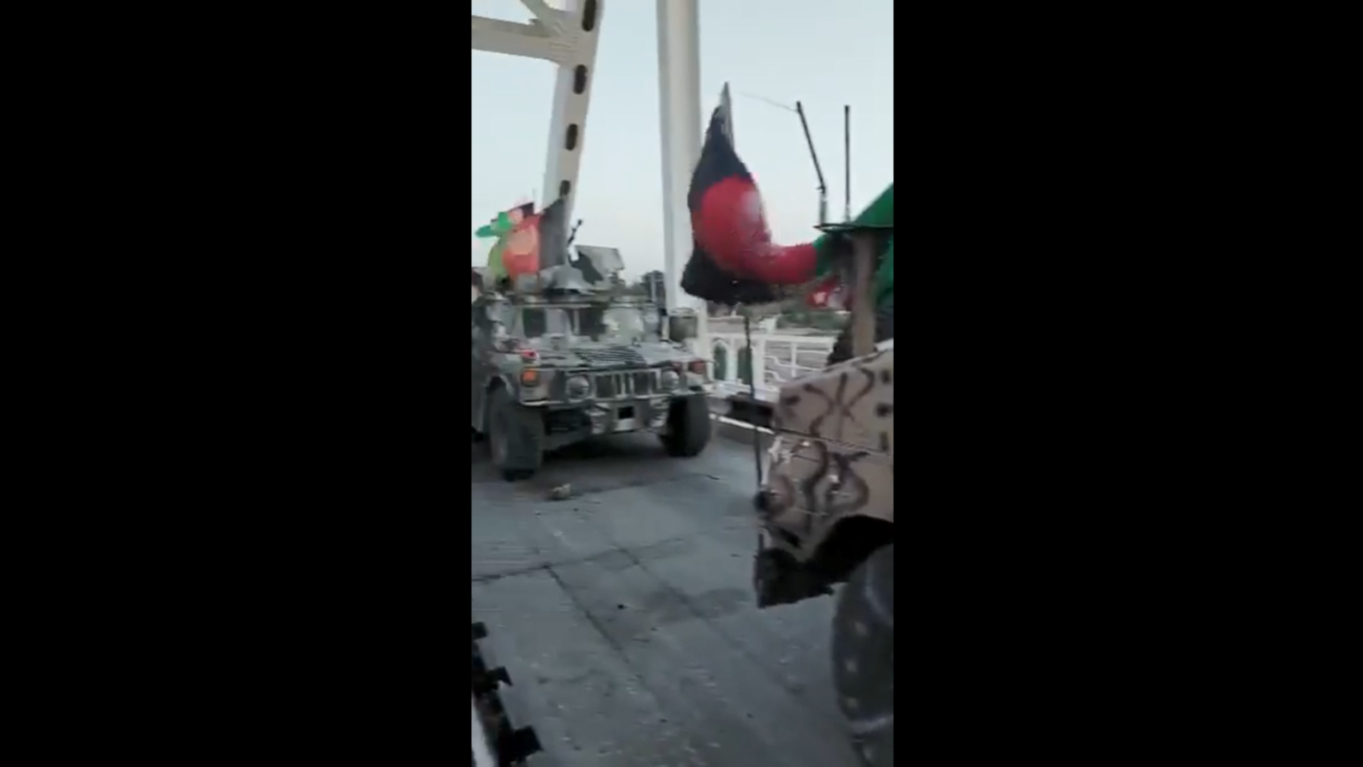 Афганские военные бросили технику на мосту по пути в Узбекистан. Видео