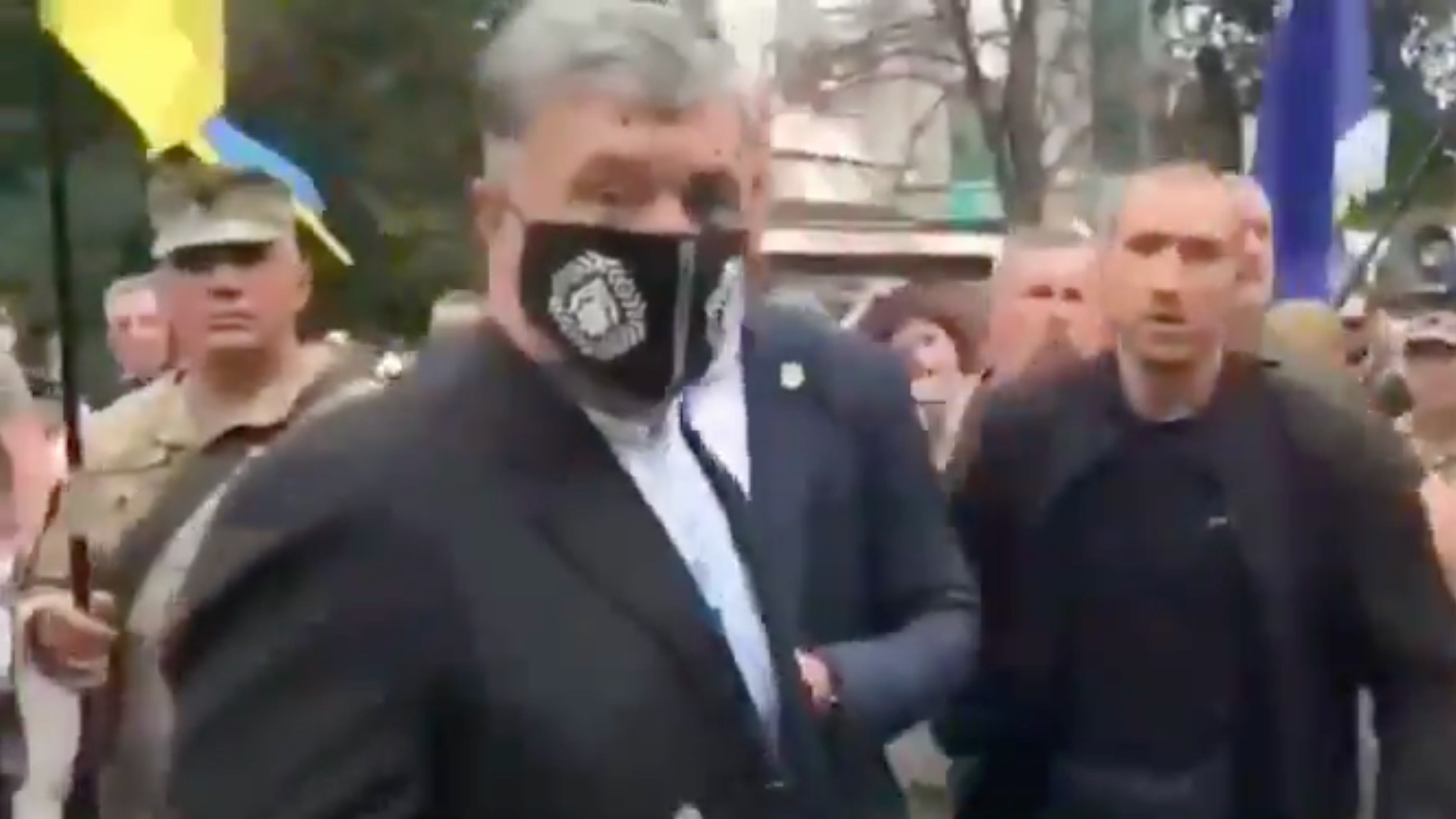 Порошенко обратился к Зеленскому после нападения с зеленкой