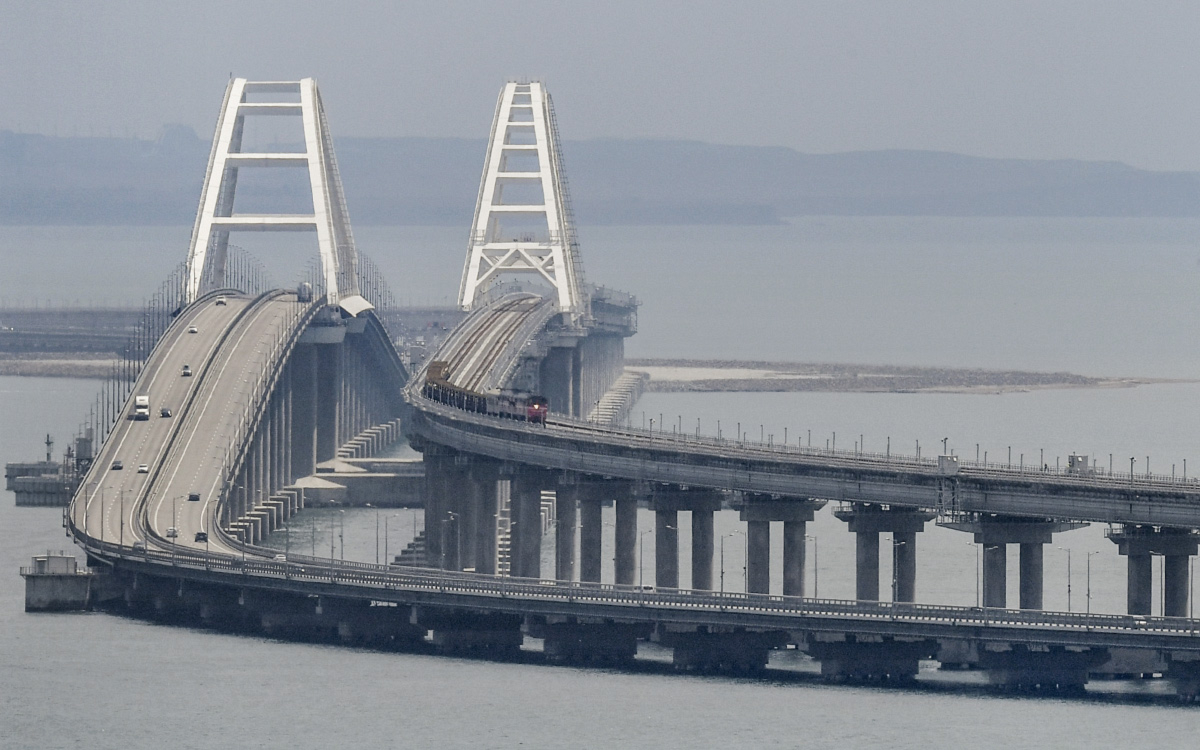 Глава МИД Украины счел Крымский мост неразрешимой проблемой