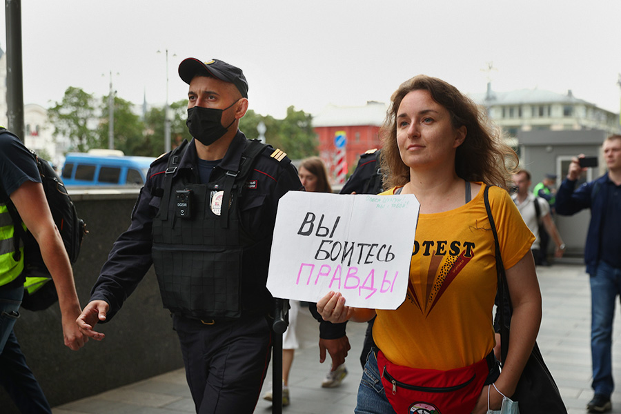 У здания ФСБ задержали выступивших против признания СМИ иноагентами