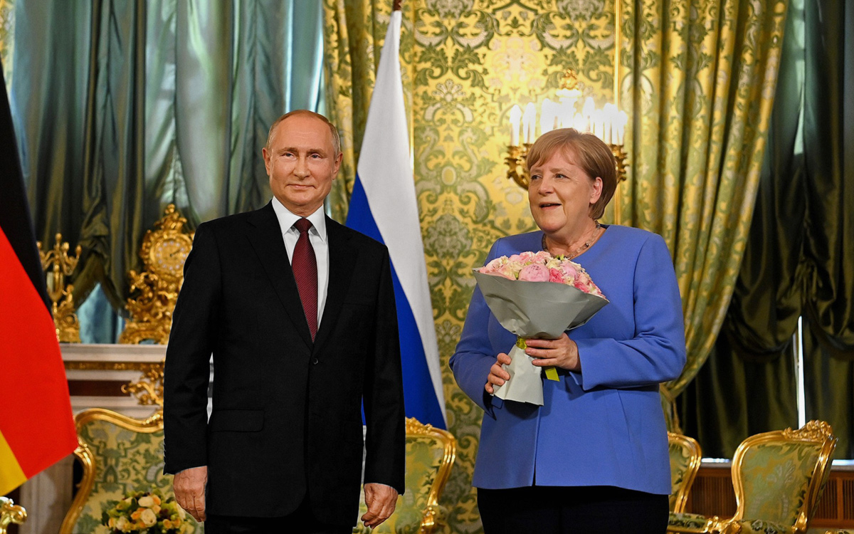Китайское СМИ проанализировало подаренный Путиным Меркель букет