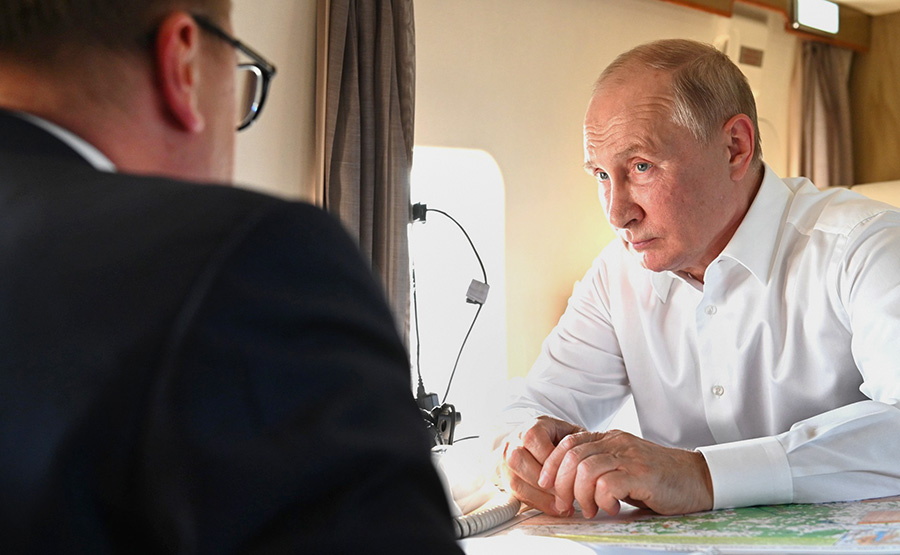 Путин осмотрел на вертолете районы пожаров в Челябинской области