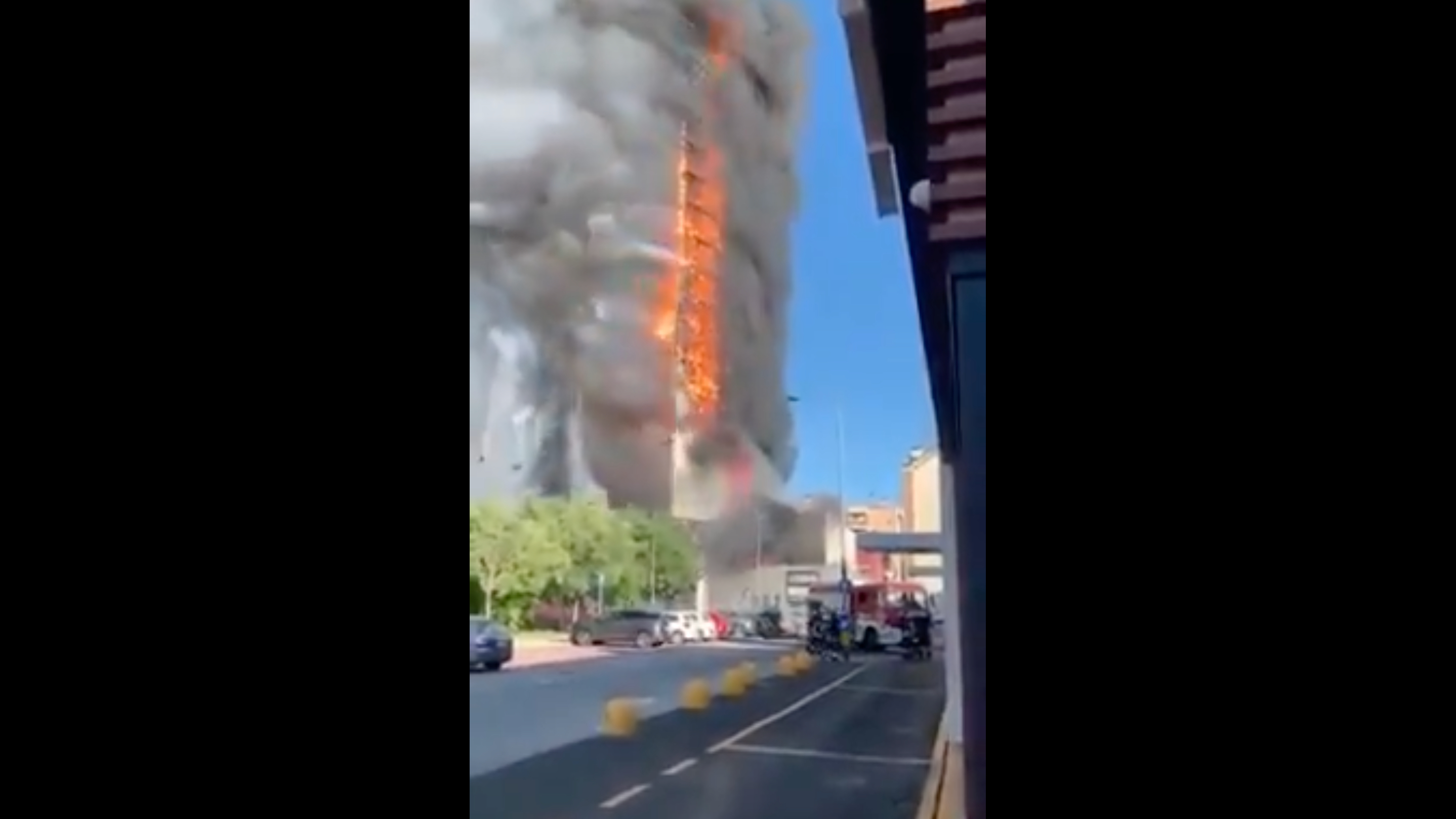 В Милане пожар охватил все 15 этажей жилого дома. Видео