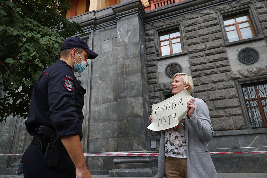 Полиция отпустила почти всех задержанных за пикеты у ФСБ журналистов