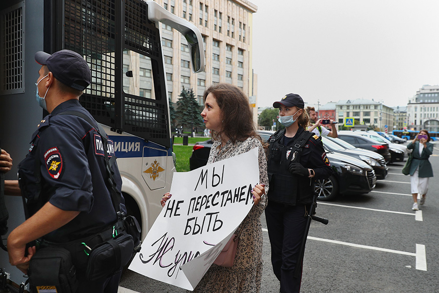 У здания ФСБ задержали выступивших против признания СМИ иноагентами