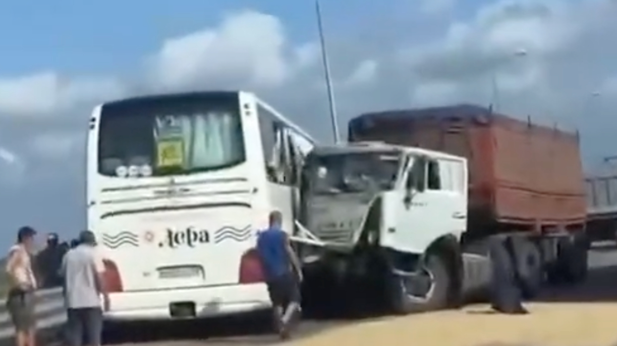 Пять человек пострадали в ДТП с автобусом на трассе Новороссийск — Керчь