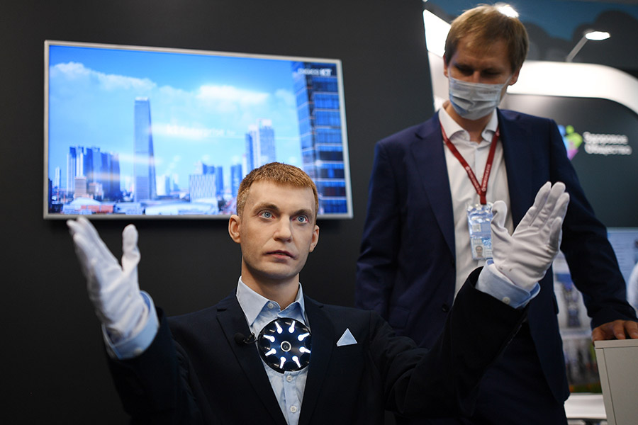Роботы и маски: первый с начала пандемии ВЭФ. Фоторепортаж