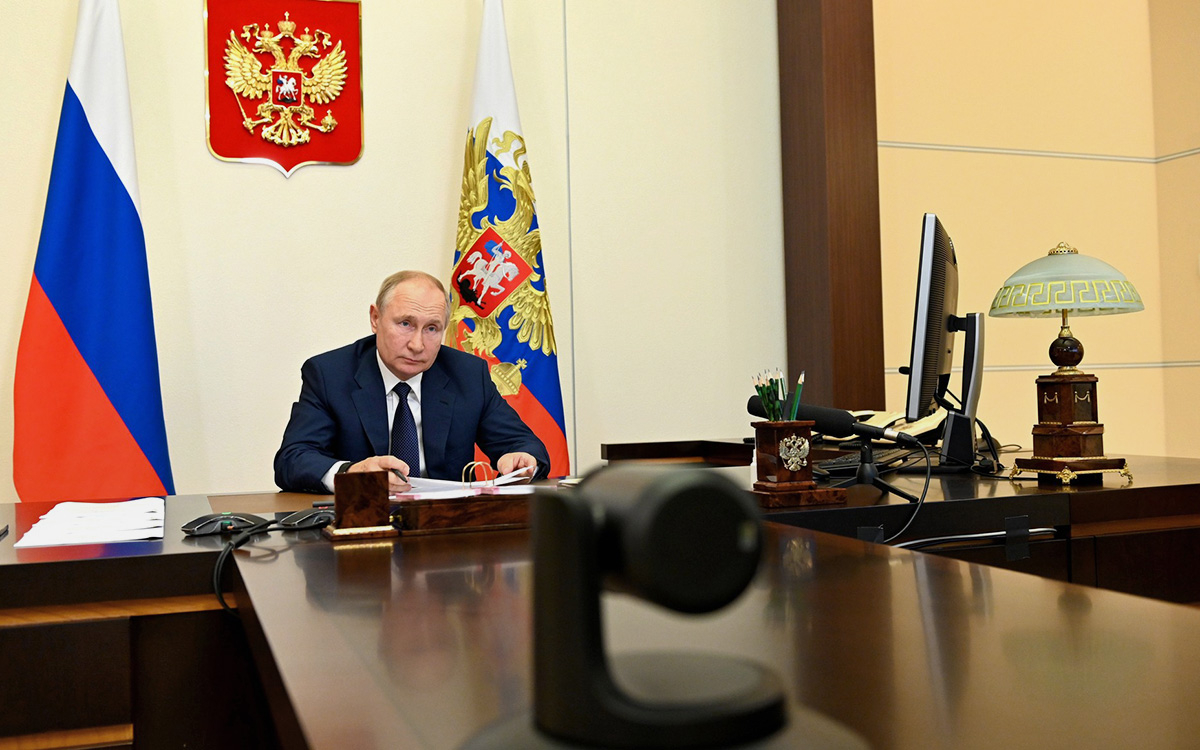 Песков назвал образными слова Путина о возможном уходе на карантин