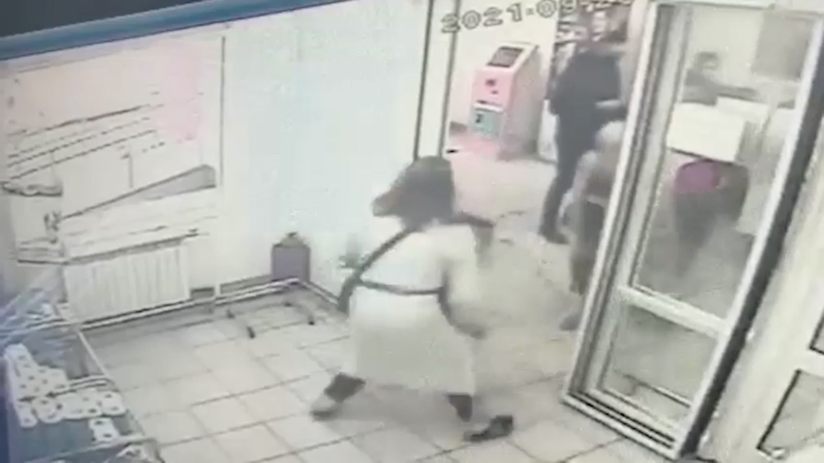Нападение мужчины с топором в магазине в Москве попало на видео