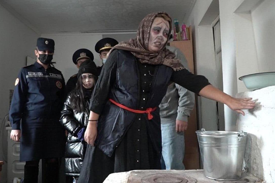 Спасатели Казахстана в гриме зомби рассказали жителям о риске пожаров