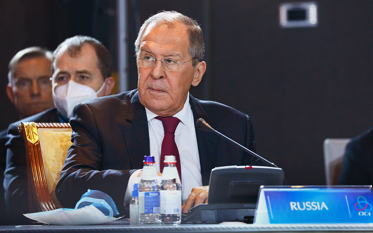 Лавров назвал голословными обвинения в краже Россией формулы AstraZeneca
