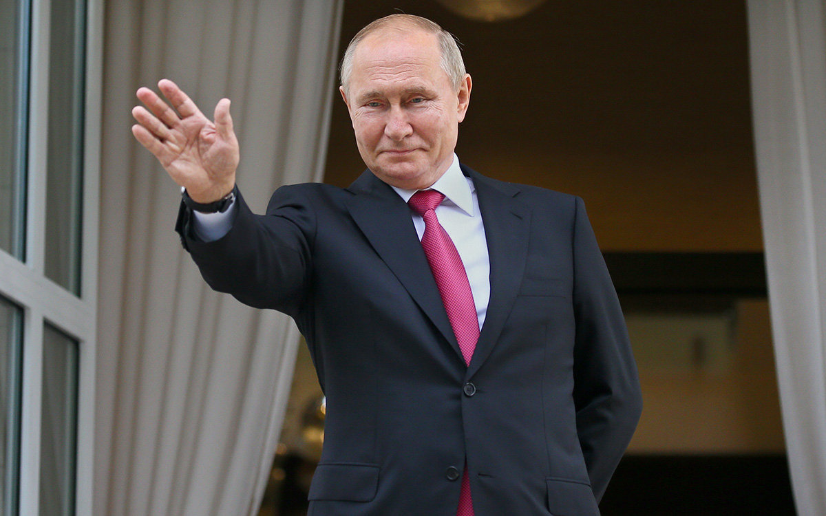 Песков сообщил о решении Путина по ревакцинации от коронавируса