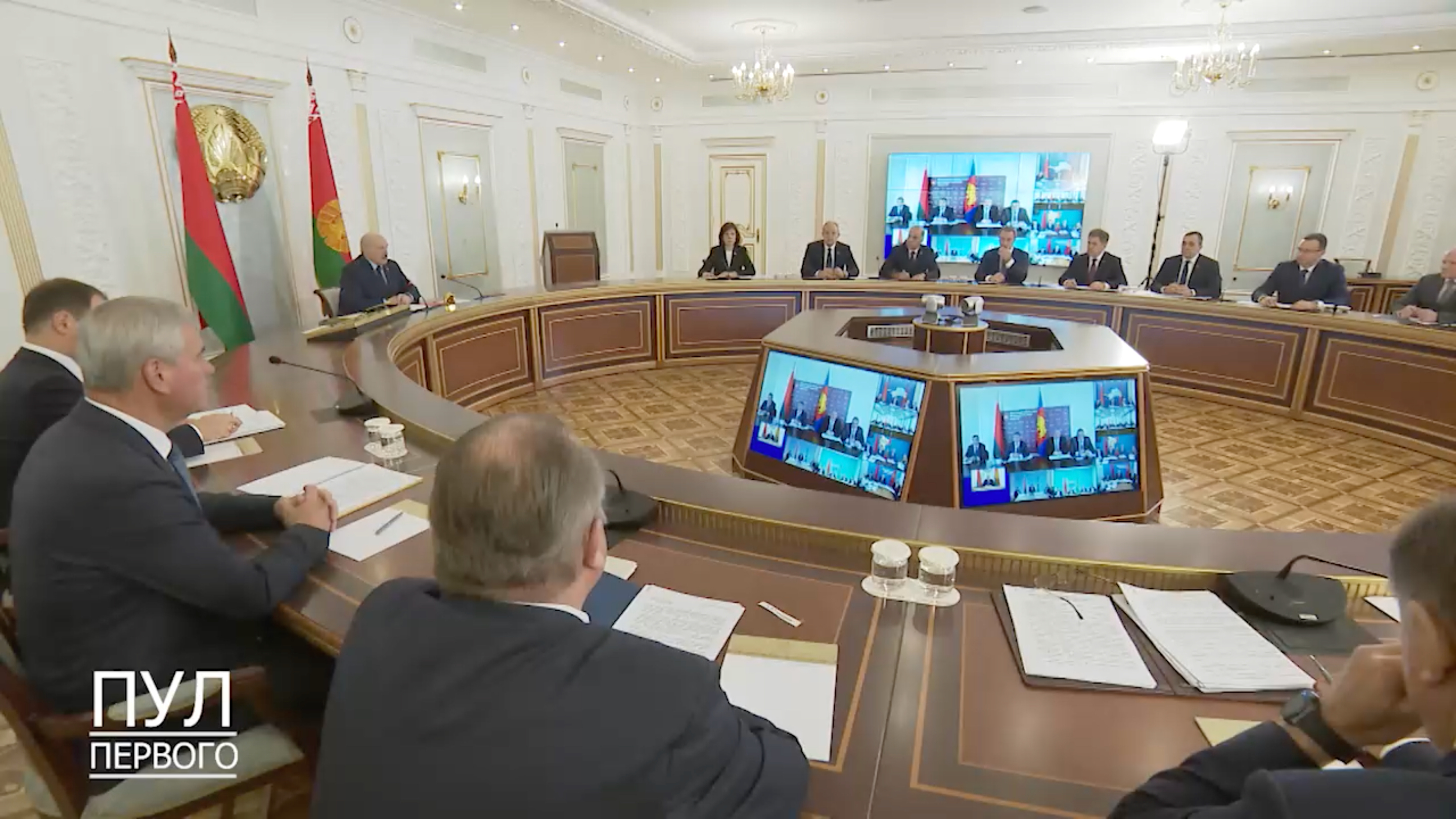 Лукашенко потребовал &laquo;не издеваться&raquo; над людьми контролем мер по COVID-19