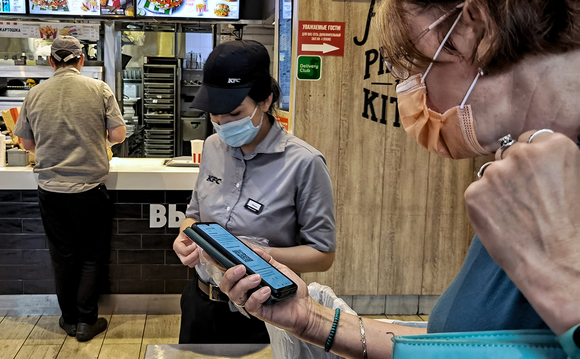 В Петербурге ввели дистанционку для непривитых пожилых и QR-коды