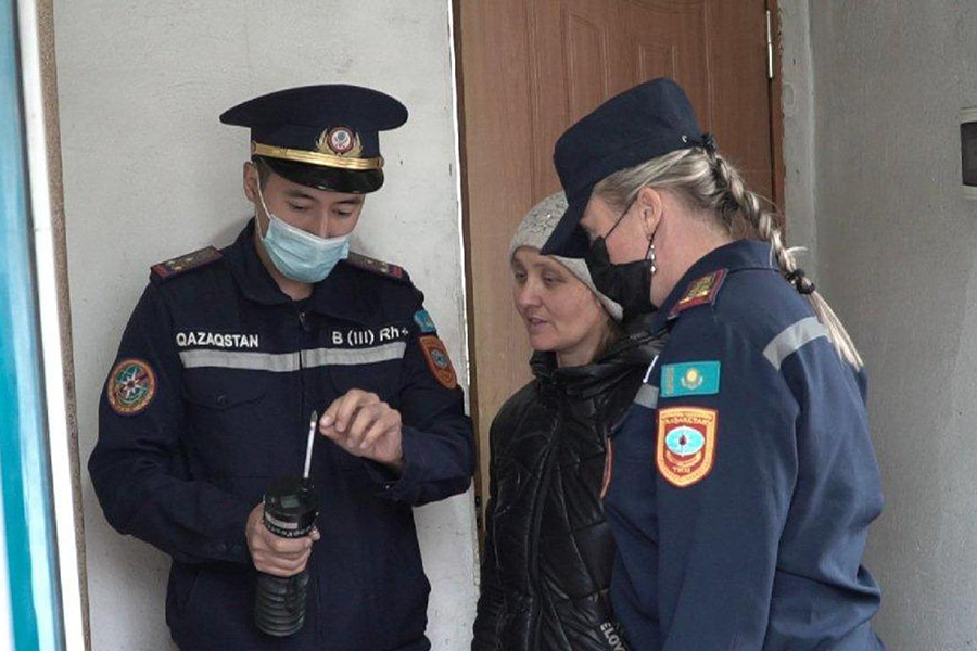 Спасатели Казахстана в гриме зомби рассказали жителям о риске пожаров