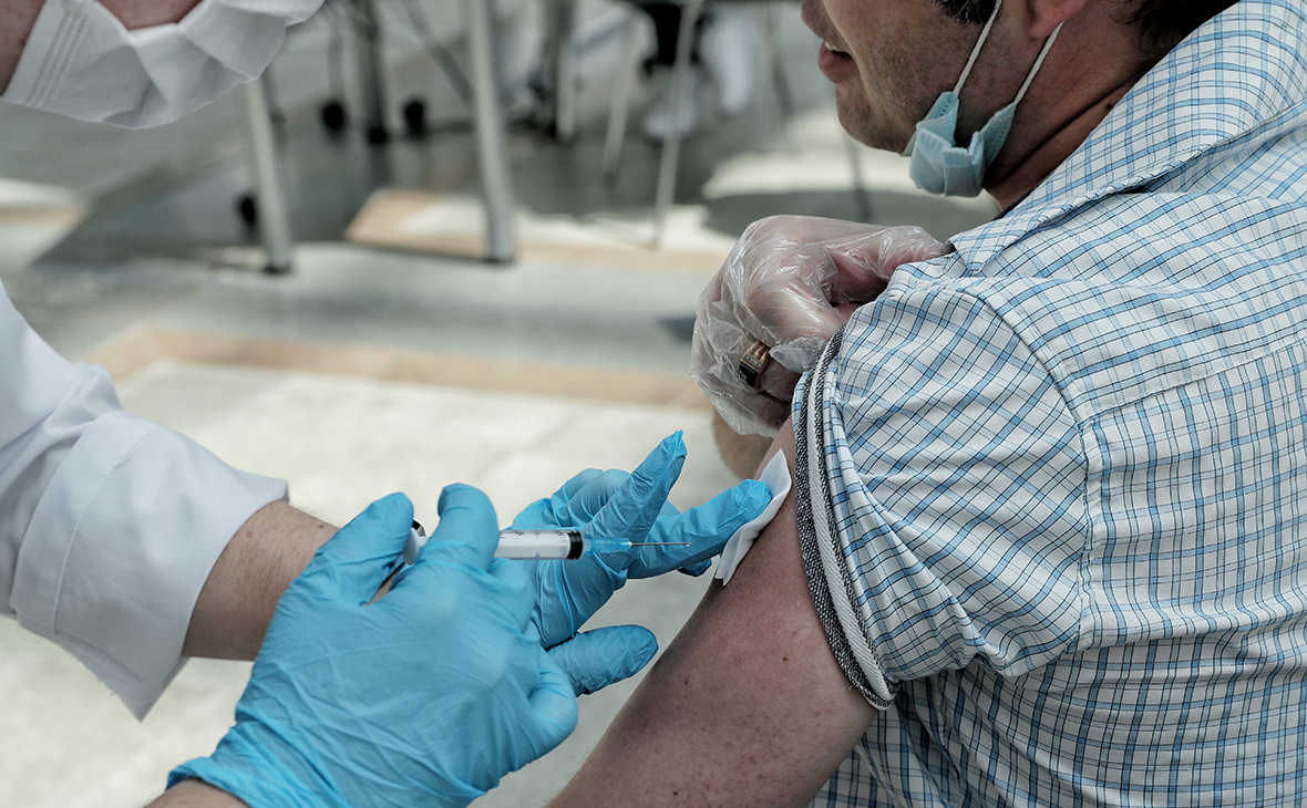 В Подмосковье ввели обязательную вакцинацию для сотрудников сферы услуг